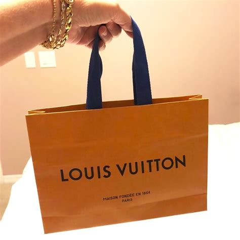 combien gagne un vendeur louis vuitton|Salaires chez Louis Vuitton, Paris .